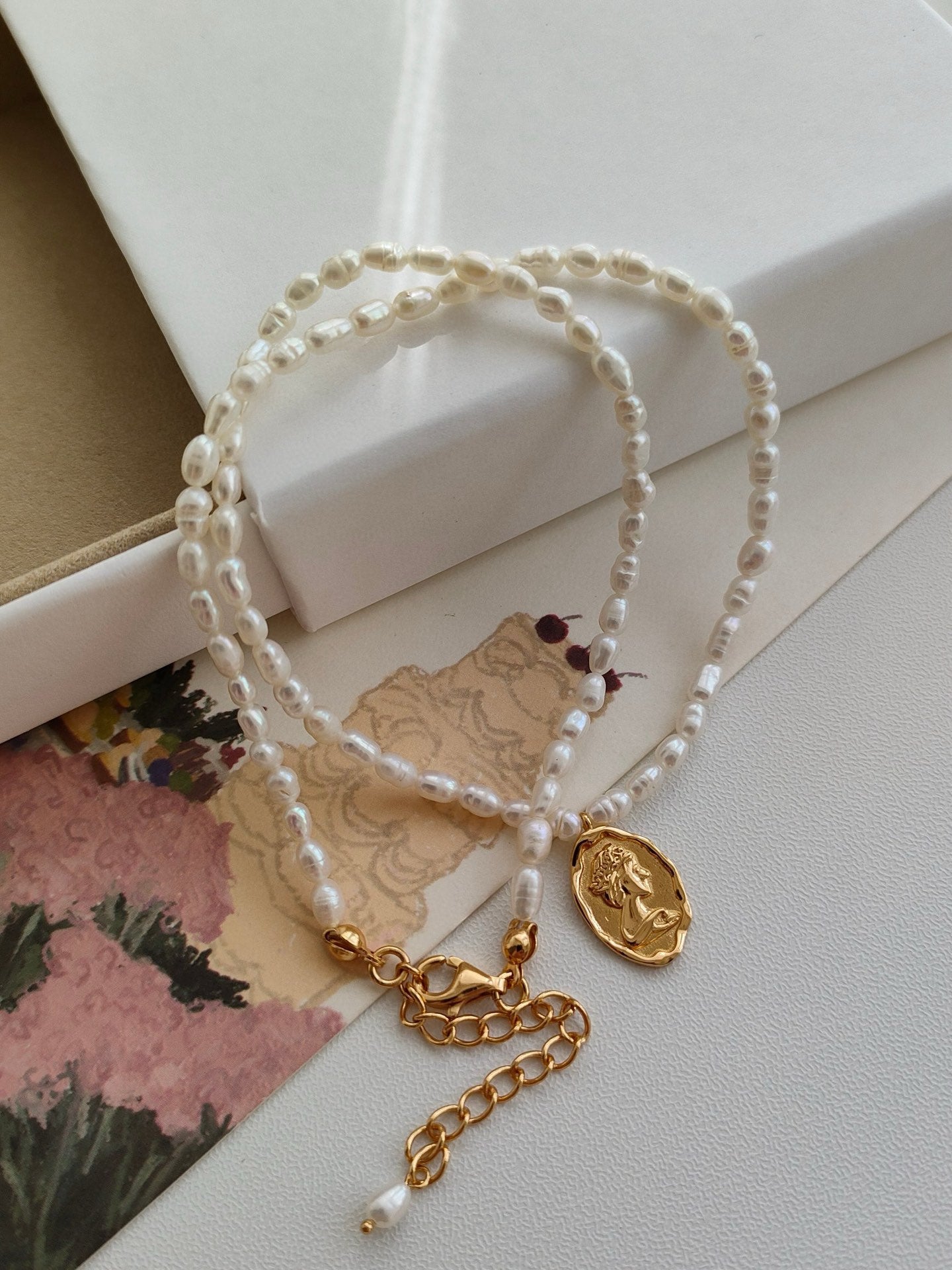 Queen's Signet Coin choker