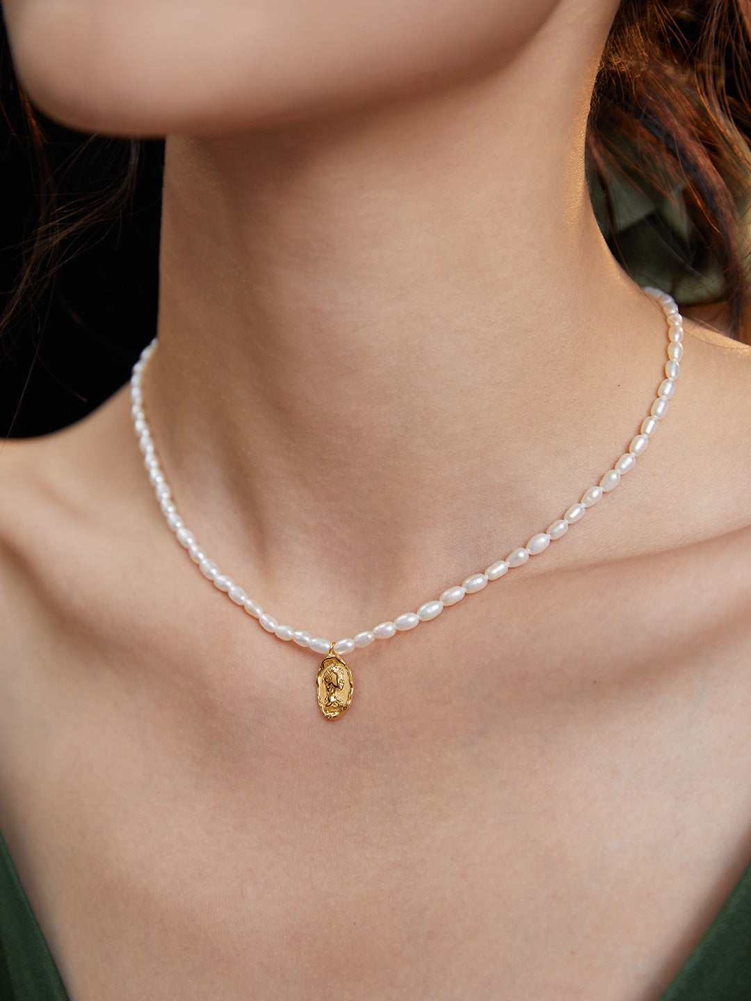 Queen's Signet Coin choker