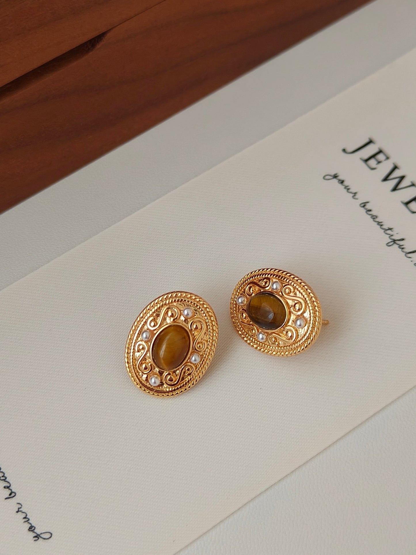 Vintage 18K Gold Tiger's Eye Earring